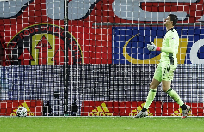 Người nhện Courtois phá lưới nhà, Bỉ vượt Đan Mạch giành vé vàng bán kết - Ảnh 5.