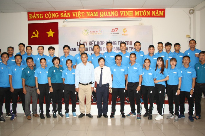 Trọng tài TP HCM có trang phục thể thao chất - Ảnh 1. Trọng tài TP HCM có trang phục thể thao chất - Ảnh 1.