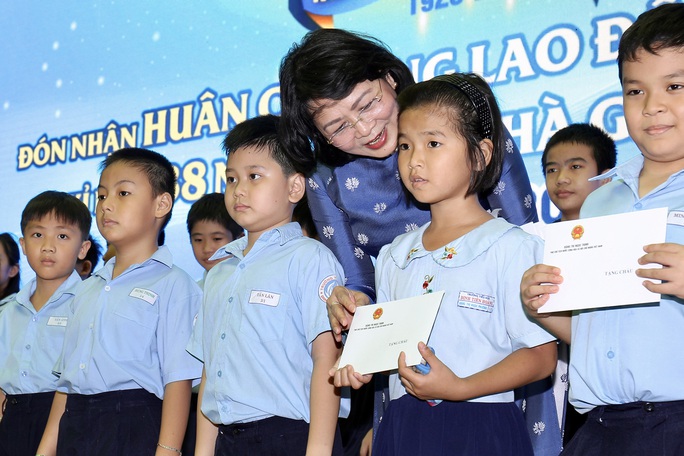 TP HCM: Trường Tiểu học Đinh Tiên Hoàng đón nhận Huân chương Lao động hạng Nhất - Ảnh 1. TP HCM: Trường Tiểu học Đinh Tiên Hoàng đón nhận Huân chương Lao động hạng Nhất - Ảnh 1.