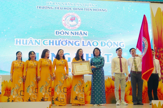 TP HCM: Trường Tiểu học Đinh Tiên Hoàng đón nhận Huân chương Lao động hạng Nhất - Ảnh 2. TP HCM: Trường Tiểu học Đinh Tiên Hoàng đón nhận Huân chương Lao động hạng Nhất - Ảnh 2.