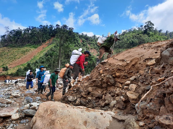 Sạt lở núi ở Phước Sơn: Tìm thấy 9 thi thể - Ảnh 2.