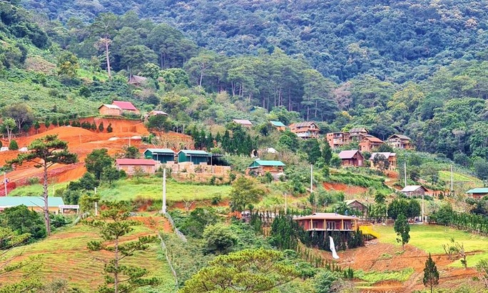 Bắt đầu cưỡng chế tháo dỡ làng biệt thự trái phép cạnh hồ Tuyền Lâm - Đà Lạt - Ảnh 5.