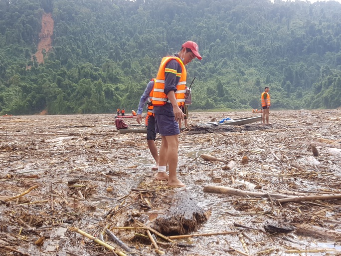 Quảng Nam: Tìm thấy thi thể bé gái ở hiện trường sạt lở và 1 thi thể ở lòng hồ - Ảnh 9.