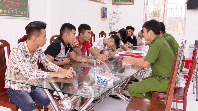 CLIP: Nhóm thanh thiếu niên hung hăng vào 2 quán ăn đập phá tài sản - Ảnh 3. CLIP: Nhóm thanh thiếu niên hung hăng vào 2 quán ăn đập phá tài sản - Ảnh 3.