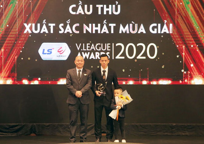 Văn Quyết đoạt giải cầu thủ xuất sắc nhất V-League 2020 - Ảnh 1. Văn Quyết đoạt giải cầu thủ xuất sắc nhất V-League 2020 - Ảnh 1.