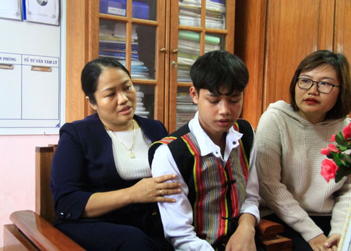 NHỮNG NGƯỜI THẦY KHÔNG CHỈ GIEO CHỮ: Xoa dịu nỗi đau học trò nghèo Phước Sơn - Ảnh 1. NHỮNG NGƯỜI THẦY KHÔNG CHỈ GIEO CHỮ: Xoa dịu nỗi đau học trò nghèo Phước Sơn - Ảnh 1.
