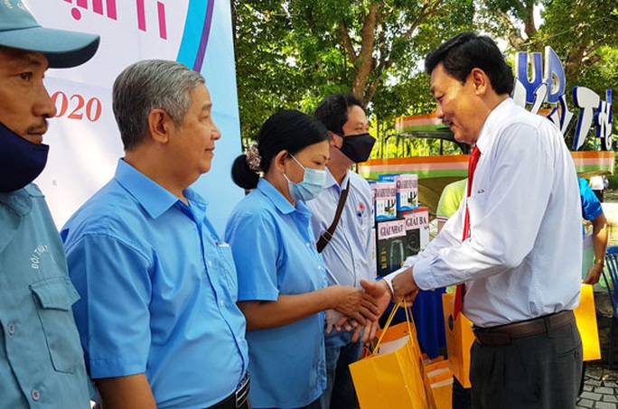 Tiếp sức công nhân vượt khó - Ảnh 1.
