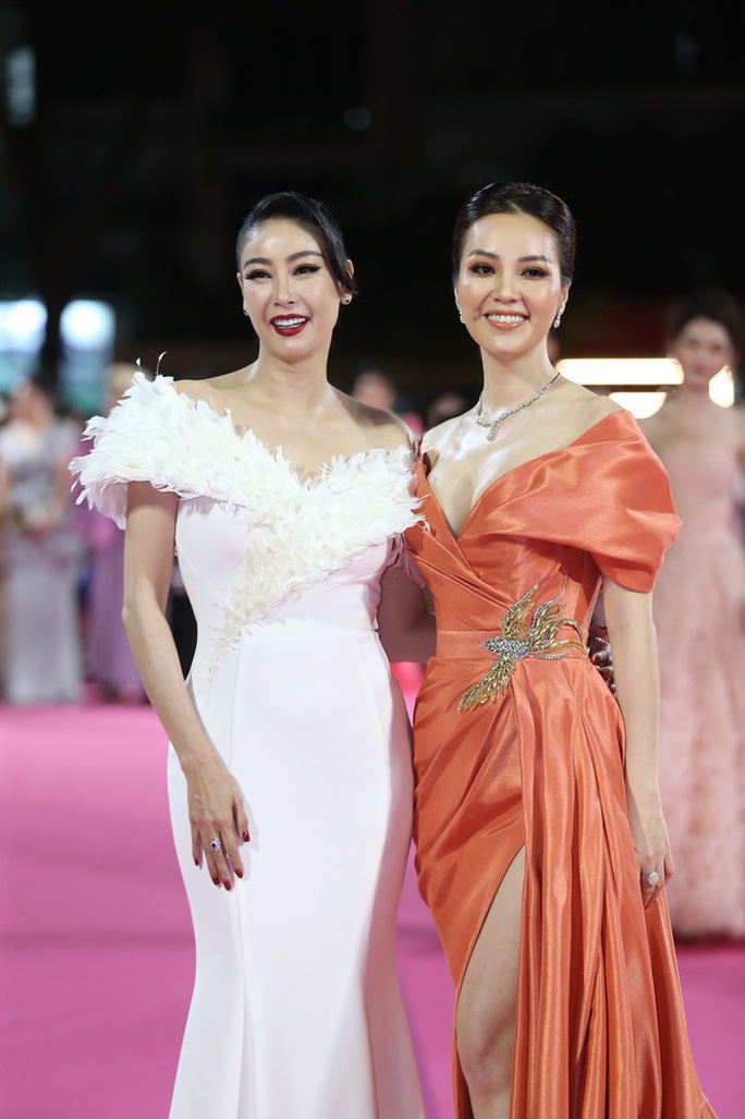 Hoa hậu Việt Nam 2020: Thảm đỏ dập dìu nhan sắc - Ảnh 2.