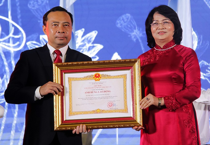 ĐHQG TP HCM nhận danh hiệu Anh hùng Lao động thời kỳ đổi mới - Ảnh 1. ĐHQG TP HCM nhận danh hiệu Anh hùng Lao động thời kỳ đổi mới - Ảnh 1.