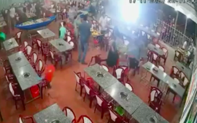 CLIP: Nhóm thanh thiếu niên hung hăng vào 2 quán ăn đập phá tài sản - Ảnh 2. CLIP: Nhóm thanh thiếu niên hung hăng vào 2 quán ăn đập phá tài sản - Ảnh 2.
