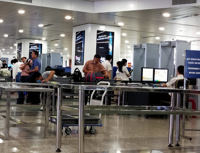 Cô gái trẻ dùng giấy tờ giả để đi máy bay - Ảnh 1. Cô gái trẻ dùng giấy tờ giả để đi máy bay - Ảnh 1.