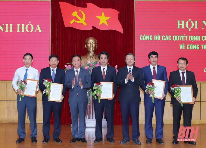 Thanh Hóa trao quyết định về công tác cán bộ cho 17 lãnh đạo chủ chốt - Ảnh 1. Thanh Hóa trao quyết định về công tác cán bộ cho 17 lãnh đạo chủ chốt - Ảnh 1.