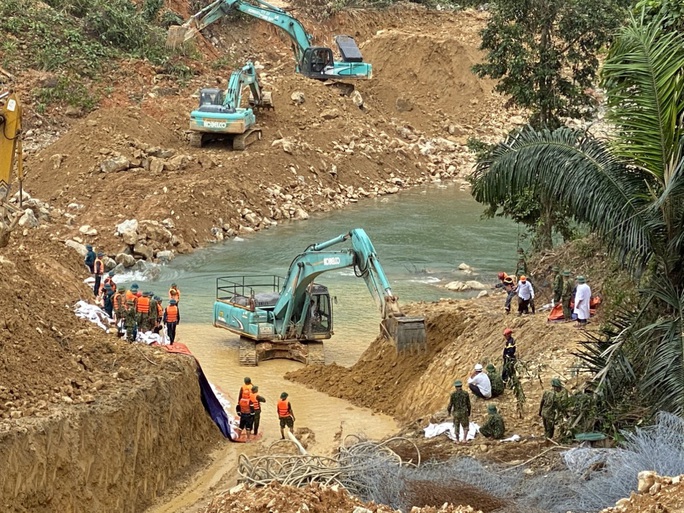 Hoàn thành đắp đập ngăn dòng Rào Trăng để tìm kiếm 12 người mất tích - Ảnh 1. Hoàn thành đắp đập ngăn dòng Rào Trăng để tìm kiếm 12 người mất tích - Ảnh 1.