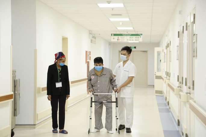Phẫu thuật nắn chân biến dạng cho chàng trai người cua - Ảnh 3.