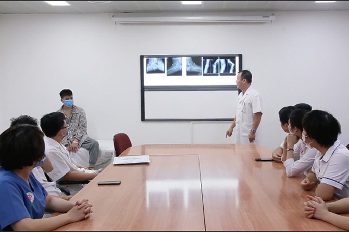 Phẫu thuật nắn chân biến dạng cho chàng trai người cua - Ảnh 2.