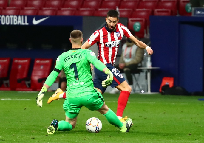 Siêu phẩm bàn thắng hạ gục Barcelona, Atletico chia ngôi đầu La Liga - Ảnh 2.