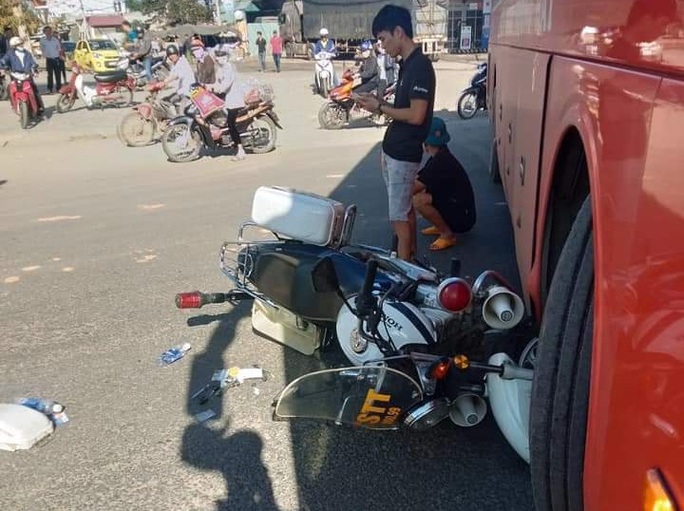 Công an TP Kon Tum nói gì vụ xe khách tông nhau với xe Cảnh sát trật tự? - Ảnh 1. Công an TP Kon Tum nói gì vụ xe khách tông nhau với xe Cảnh sát trật tự? - Ảnh 1.