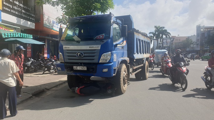 Vụ cô gái dừng đèn đỏ bị xe tải tông tử vong: Tài xế khai chạy nhanh để được nhiều chuyến hàng - Ảnh 2.