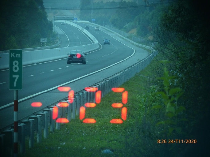Vội đi ăn cưới, tài xế BMW phóng như bay với tốc độ 223 km/giờ trên cao tốc - Ảnh 1. Vội đi ăn cưới, tài xế BMW phóng như bay với tốc độ 223 km/giờ trên cao tốc - Ảnh 1.