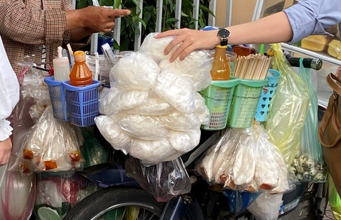 Đà Nẵng: 6 người nhập viện nghi do ngộ độc sau khi ăn bánh tráng trộn - Ảnh 1. Đà Nẵng: 6 người nhập viện nghi do ngộ độc sau khi ăn bánh tráng trộn - Ảnh 1.