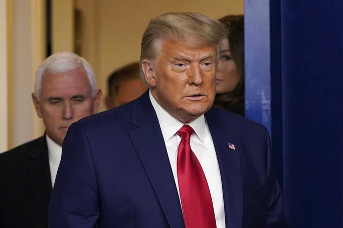 Trợ lý rời bỏ, ông Trump vẫn quyết tìm lại ánh hào quang - Ảnh 1. Trợ lý rời bỏ, ông Trump vẫn quyết tìm lại ánh hào quang - Ảnh 1.