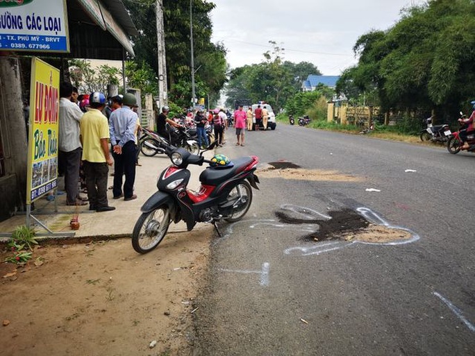 Thương tâm cảnh 2 nữ sinh trung học phổ thông tử vong trên đường đi học - Ảnh 2. Thương tâm cảnh 2 nữ sinh trung học phổ thông tử vong trên đường đi học - Ảnh 2.
