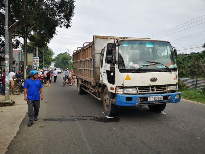 Thương tâm cảnh 2 nữ sinh trung học phổ thông tử vong trên đường đi học - Ảnh 1. Thương tâm cảnh 2 nữ sinh trung học phổ thông tử vong trên đường đi học - Ảnh 1.