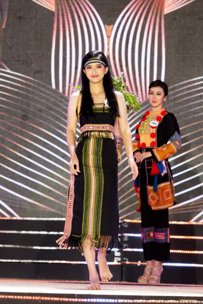 Lạ mắt với trang phục dân tộc của thí sinh Hoa khôi du lịch Việt Nam 2020 - Ảnh 9.