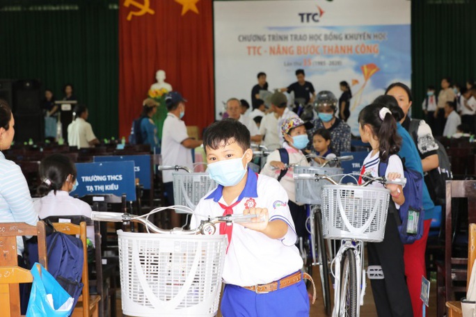 Trao học bổng khuyến học “TTC - Nâng bước thành công” - Ảnh 2. Trao học bổng khuyến học “TTC - Nâng bước thành công” - Ảnh 2.
