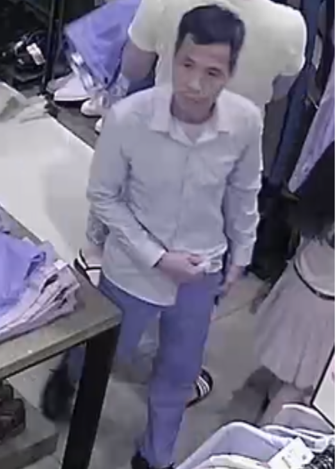 Công an TP HCM truy tìm gã đàn ông làm liều ở Vincom - Ảnh 1. Công an TP HCM truy tìm gã đàn ông làm liều ở Vincom - Ảnh 1.