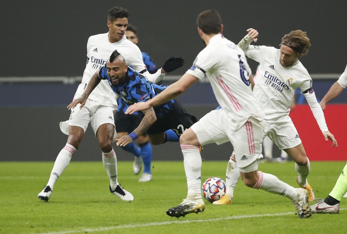 Thẻ đỏ tai hại, Inter Milan trắng tay trước Real Madrid trên sân nhà - Ảnh 4.