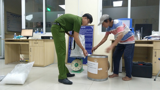 Người đàn ông vác thùng hàng qua biên giới chứa chất “giết người” - Ảnh 1.