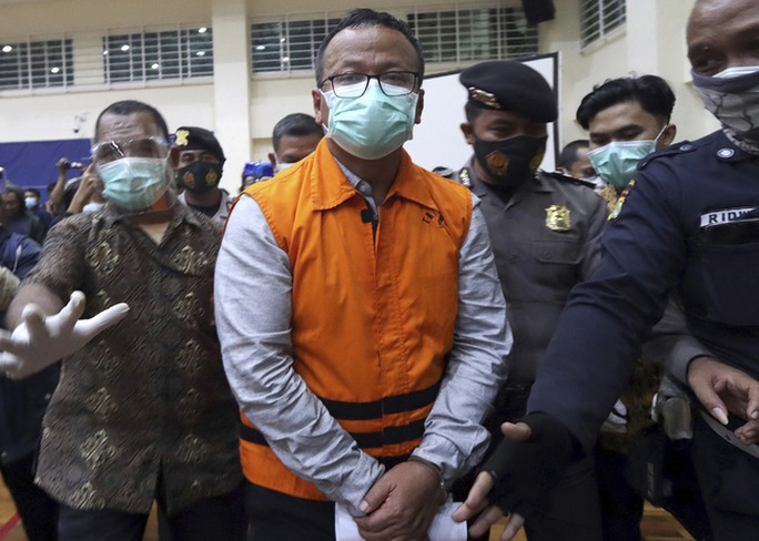 Đốt tiền hối lộ ở Mỹ, bộ trưởng Indonesia bị đón lõng ngay tại sân bay - Ảnh 1. Đốt tiền hối lộ ở Mỹ, bộ trưởng Indonesia bị đón lõng ngay tại sân bay - Ảnh 1.
