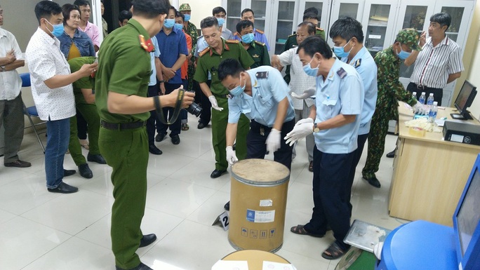 Người đàn ông vác thùng hàng qua biên giới chứa chất “giết người” - Ảnh 3.