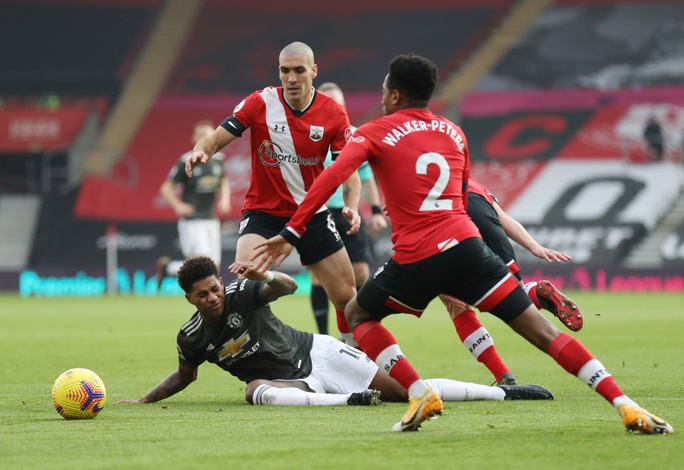 Cavani lập cú đúp siêu hạng, Man United ngược dòng tưng bừng trước Southampton - Ảnh 2.