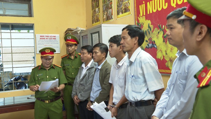 Làm ẩu, nguyên chủ tịch phường và 4 nhân viên bị bắt - Ảnh 1.