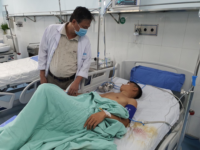 Quảng Nam: Hỗn chiến, nam thanh niên bị bắn 13 phát đạn hoa cải suýt chết - Ảnh 1.