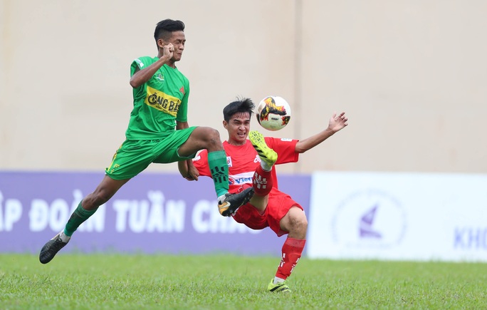 Giải bóng đá sinh viên đông hơn nhiều trận V-League, bầu Đức thưởng nóng Trường ĐH Nông Lâm TP HCM - Ảnh 2.