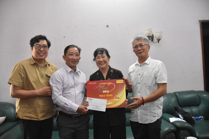 Mai Vàng nhân ái thăm nghệ sĩ múa Nguyễn Anh Đào và Tô Minh Nhật - Ảnh 1.