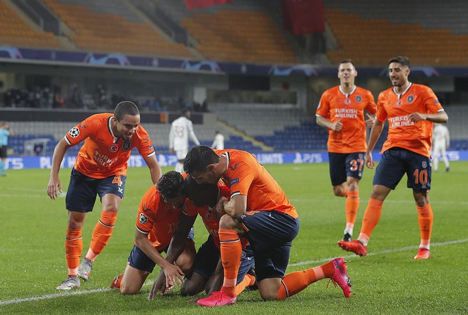 Man United đá như… U10, thua sốc Istanbul Basaksehir - Ảnh 1.