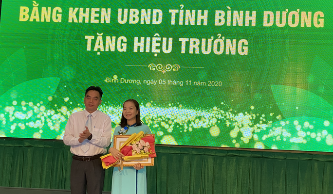 Hiệu trưởng Trường ĐH Kinh tế - Kỹ thuật Bình Dương được chủ tịch UBND tỉnh tặng bằng khen - Ảnh 1.