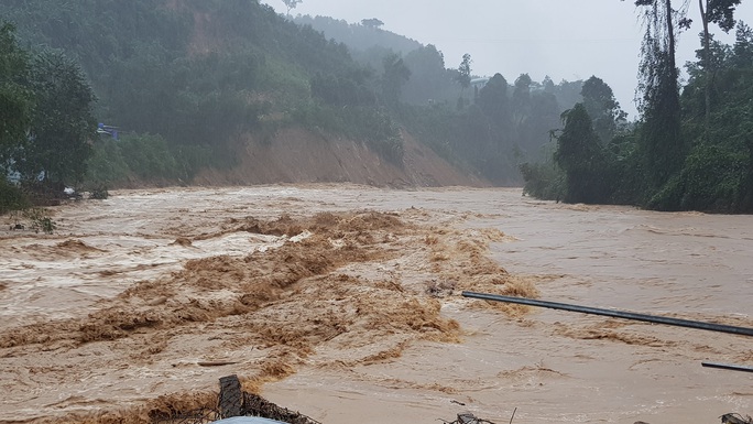 Tra Leng catches floods, Song Tranh 2 hydropower discharges more than 3,000 m3 / second - Photo 6.