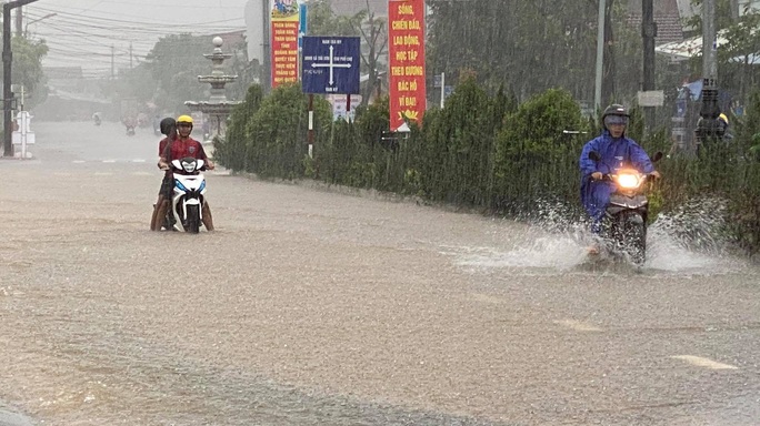 Tra Leng catches floods, Song Tranh 2 hydropower discharges more than 3,000 m3 / second - Photo 2.