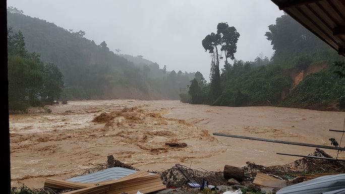 Tra Leng catches floods, Song Tranh 2 hydropower discharges more than 3,000 m3 / second - Photo 5.