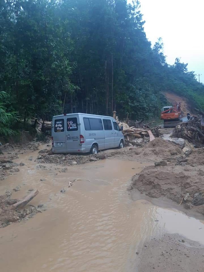 Tra Leng catches floods, Song Tranh 2 hydropower discharges more than 3,000 m3 / second - Photo 3.