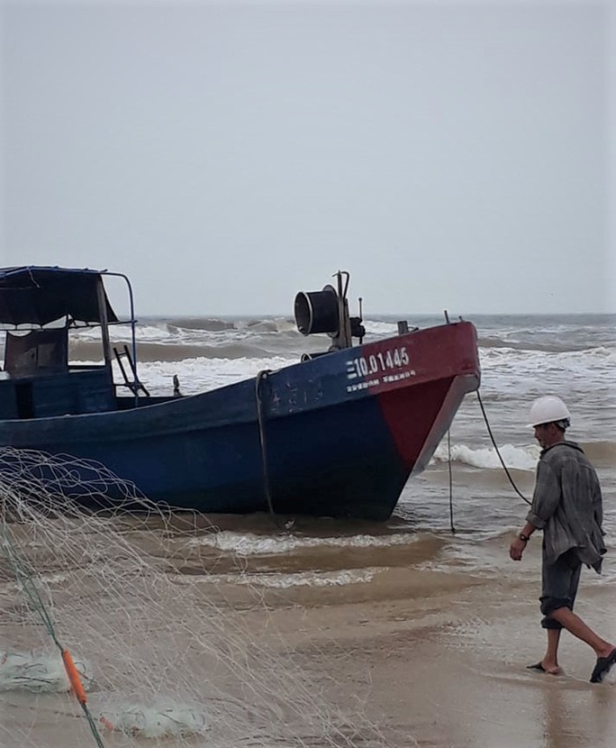 Bí ẩn 2 chiếc tàu “ma” in chữ Trung Quốc dạt vào bờ biển miền Trung - Ảnh 1.