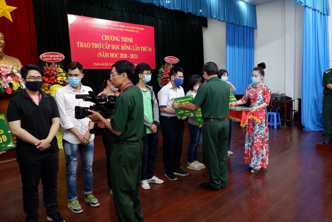 Trao 111 suất học bổng cho con em cựu chiến binh Biên phòng - Ảnh 1.