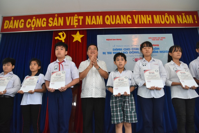 Học bổng Báo Người Lao Động đến với học sinh nghèo, học giỏi Bến Tre - Ảnh 9.