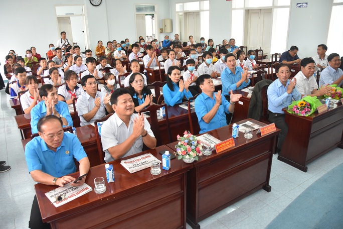 Học bổng Báo Người Lao Động đến với học sinh nghèo, học giỏi Bến Tre - Ảnh 11.