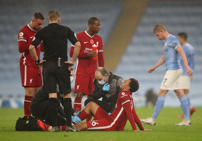 Man City mất điểm đại chiến, Liverpool văng ngôi đầu Ngoại hạng - Ảnh 7.